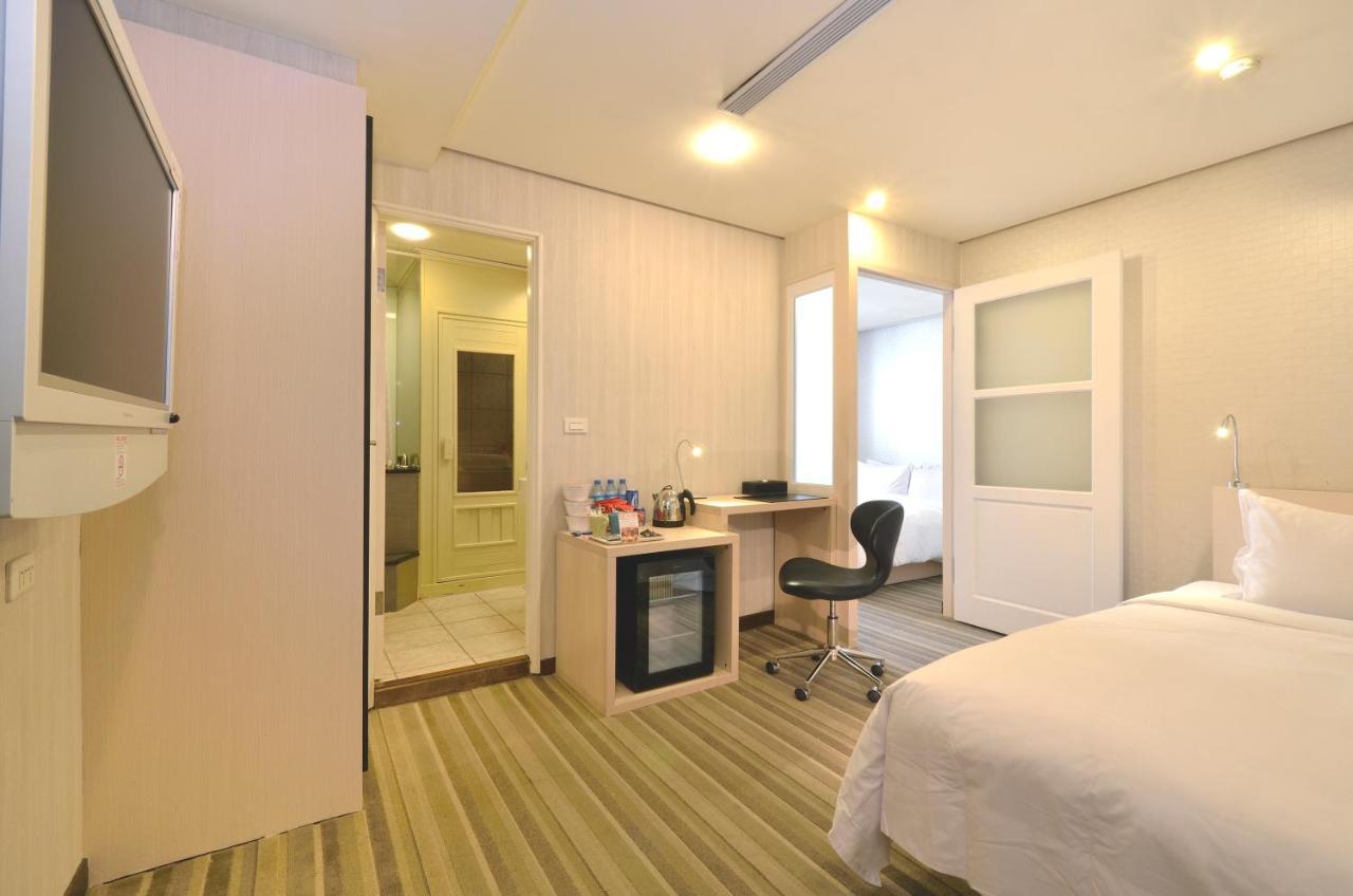 Yomi Hotel - Shuanglian Mrt Taipei Exterior photo