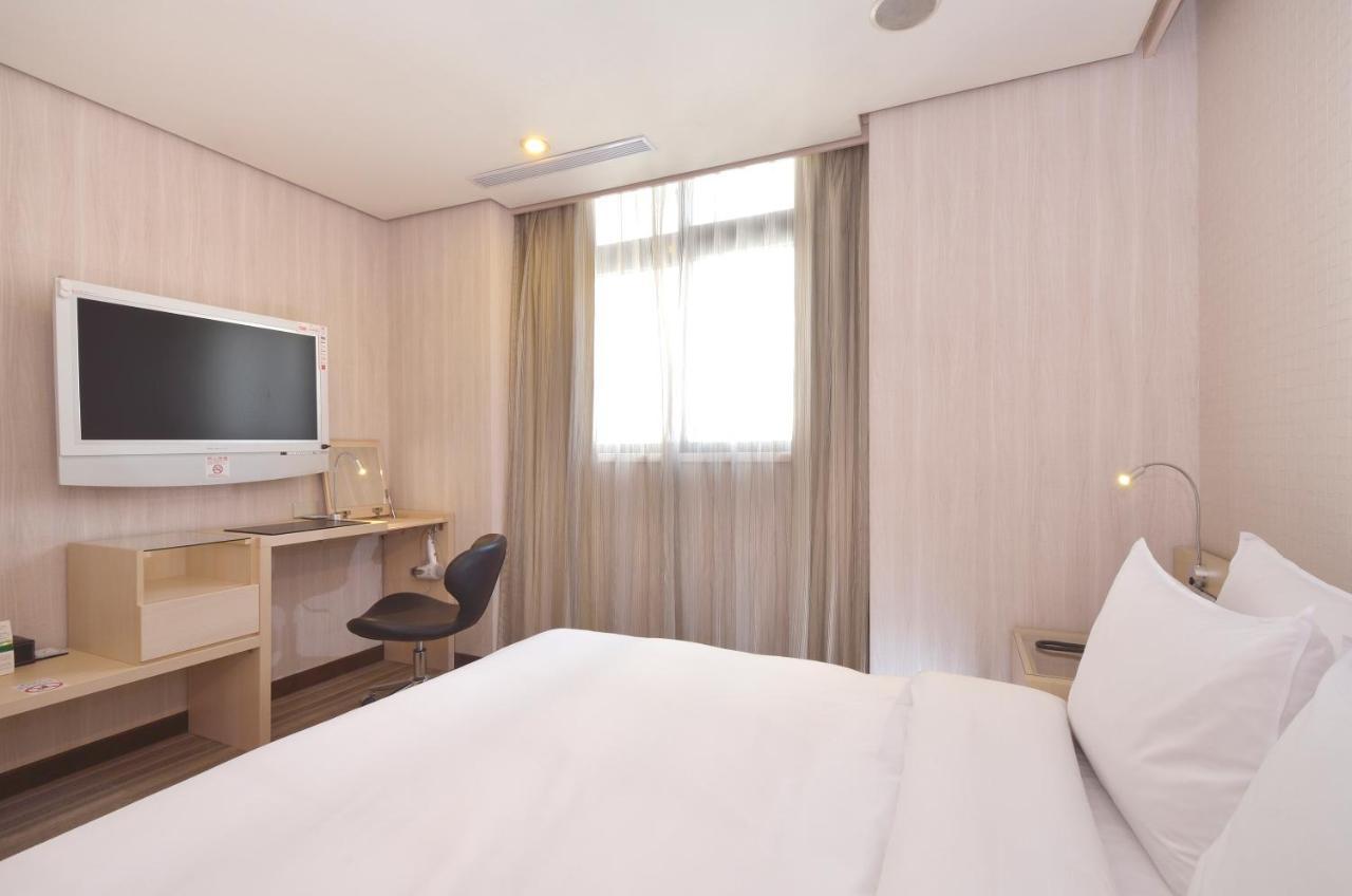 Yomi Hotel - Shuanglian Mrt Taipei Exterior photo