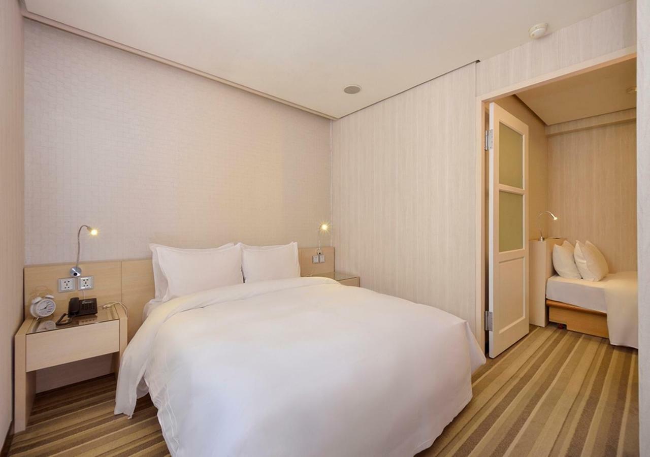 Yomi Hotel - Shuanglian Mrt Taipei Exterior photo